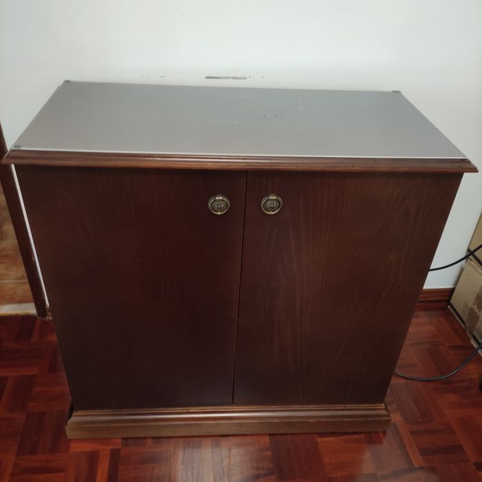 Móvel em madeira de freixo velatura castanho escuro