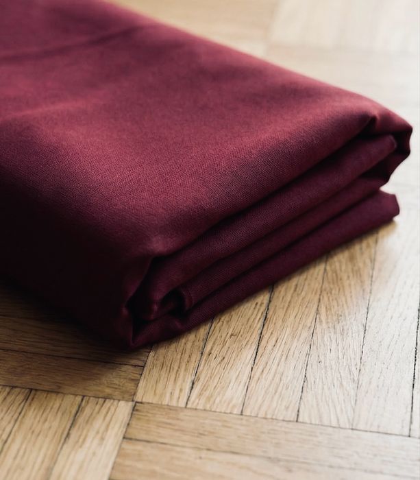 Burgundowy kupon materialu sukienka bluzka