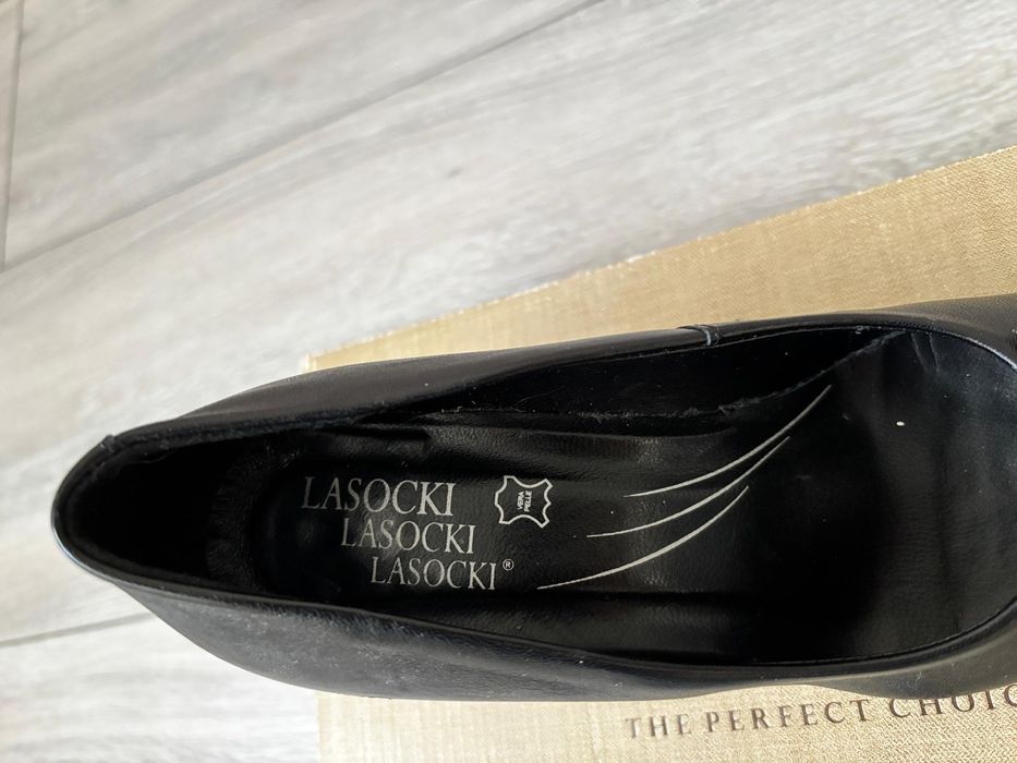 Sprzedam czarne półbuty Lasocki!