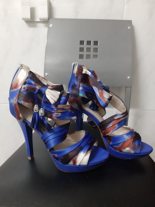 Vendo um par de sapatos