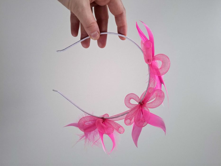 Fascynator w kolorze różu – ręcznie wykonany, na opasce