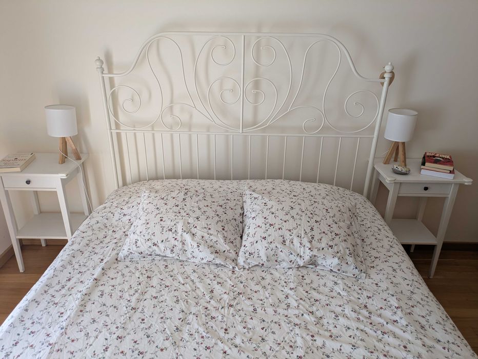Cama de metal branca