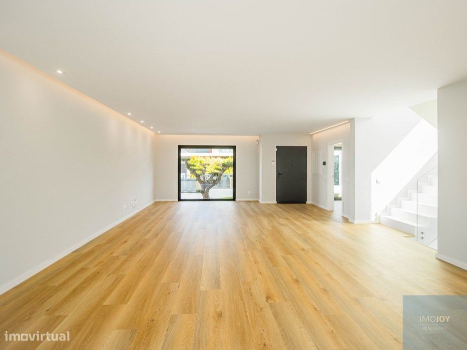 Moradia T5 com Piscina e Jardim no Arneiro