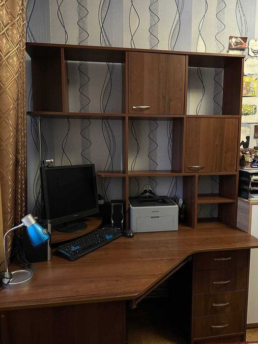 Стіл письмовий зі стелажами (дуже місткий та компактний)