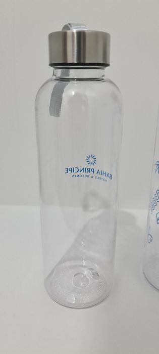 Garrafas.  Plástico duro.  Novo