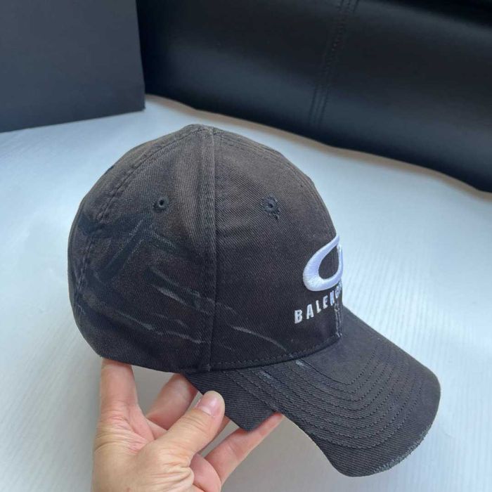 Czapka baseballowa Balenciaga z haftem i spranym wzorem