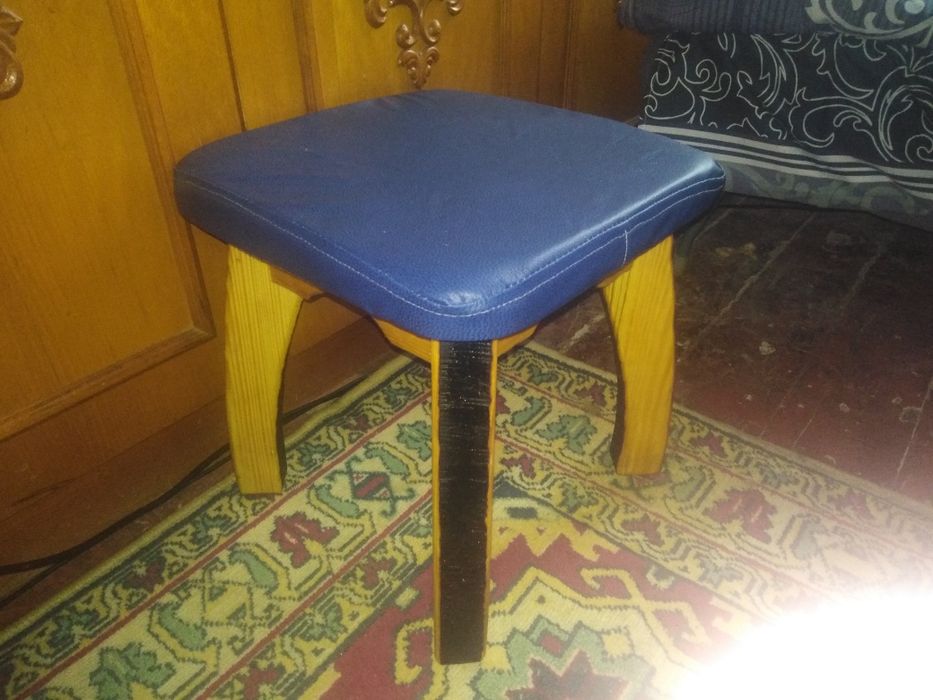 Маленькие детские табуретки.