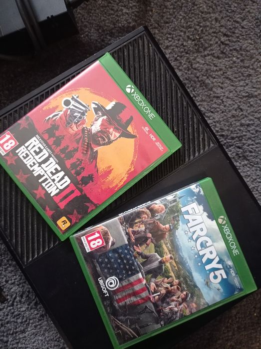 Xbox One + 2 jogos + 2 comandos