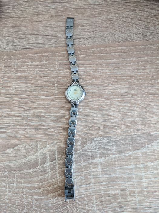 Жіночий годинник Q&Q Quartz