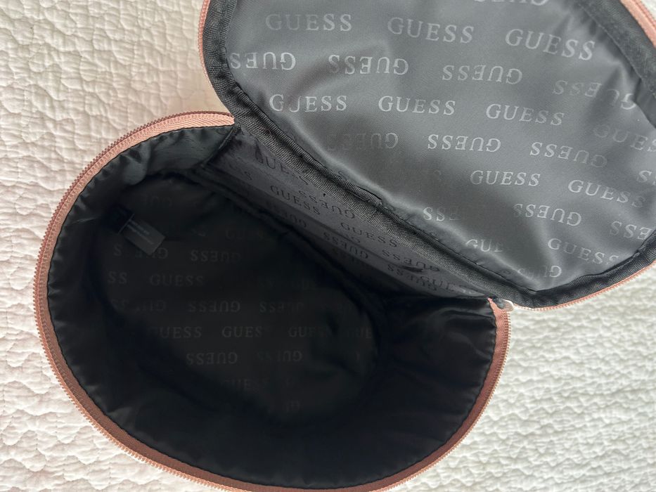 Guess kosmetyczka- kuferek