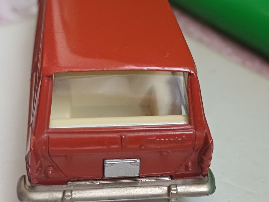 Модель авто СССР  1:43 "москвич-426" красный цвет.