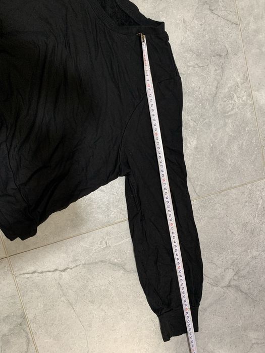 Чорний кроп-топ з довгими рукавами.