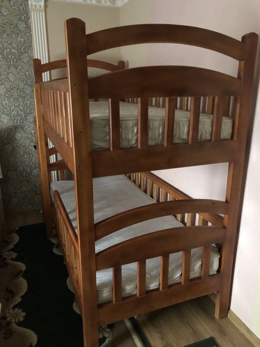 Продам ліжко на 2 поверхи б/у з матрацами