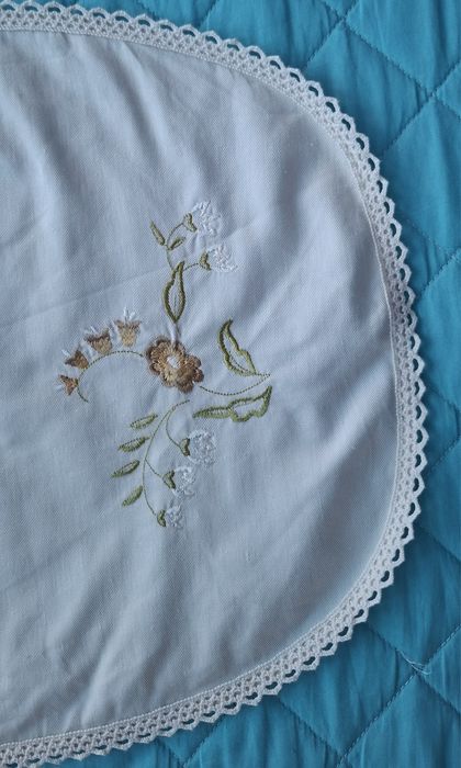 Naperão com bordado e renda em crochê, cor Beje