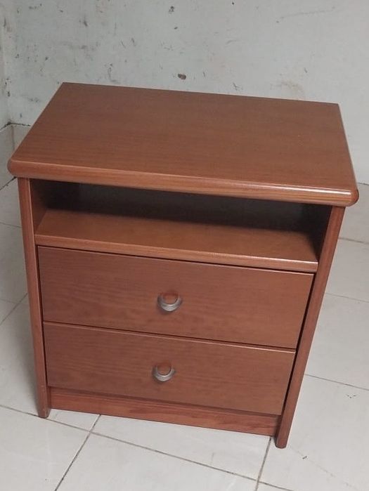 mesinha de cabeceira de madeira