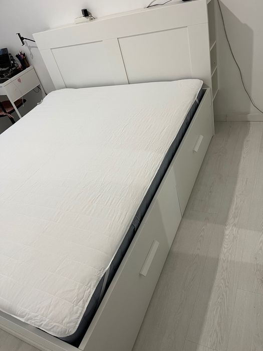 Cama IKEA BRIMNES com gavetas, cabeceira e colchão