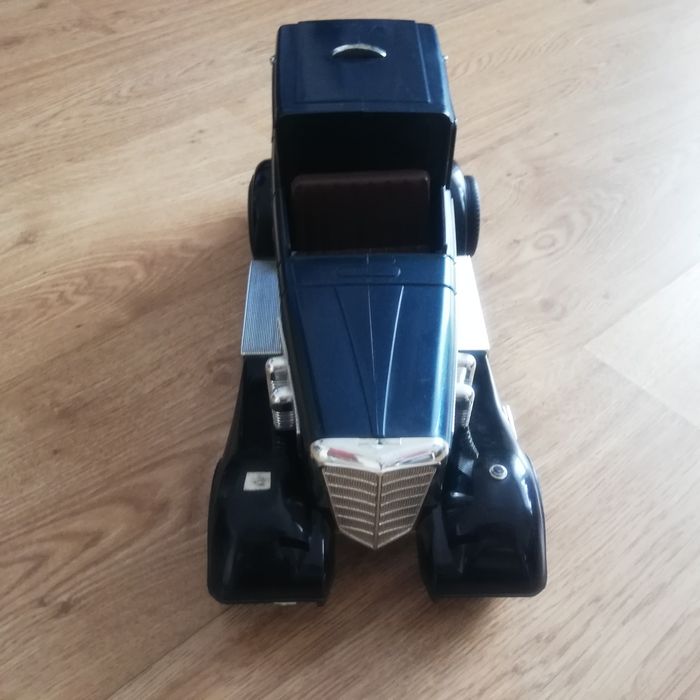 Zegar w kształcie samochodu