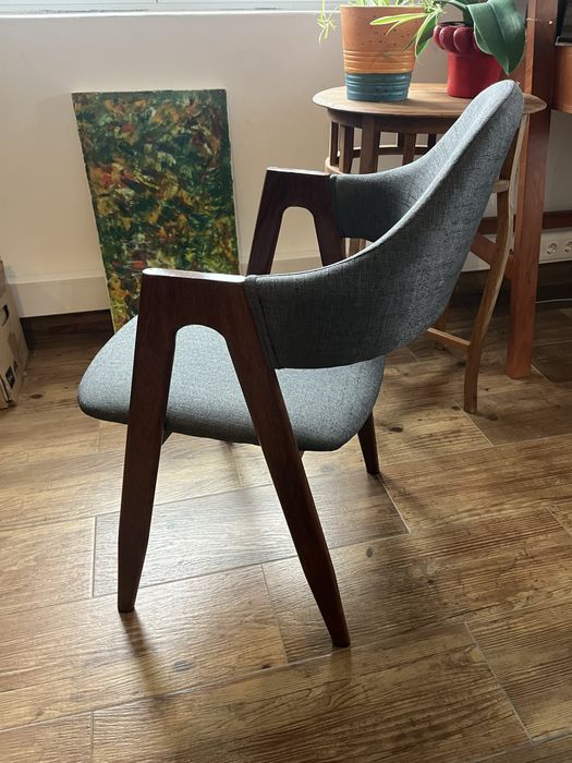 Cadeira  da area store elegante e muito robusta.