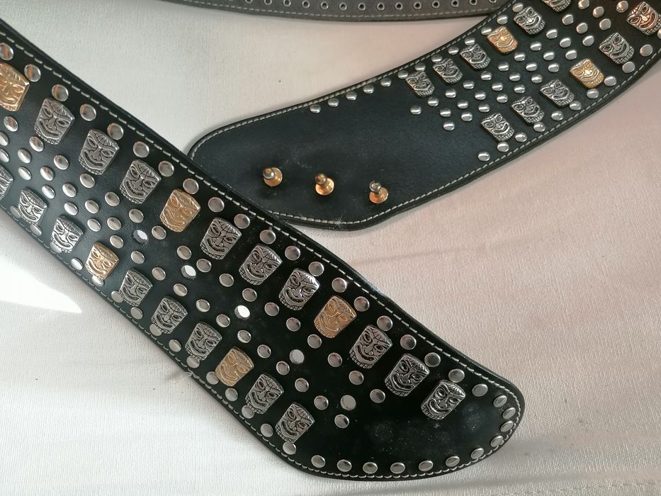 Cinto em Pele cravado com peças de metal