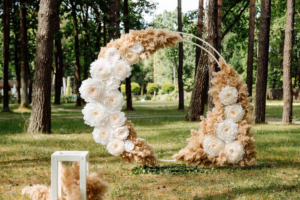 Сучасна шикарна фотозона для весілля і інших урочистих подій.