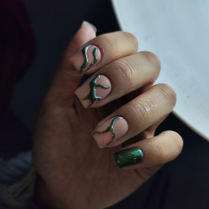 Манікюр з покриттям 700₴ нарощування нігтів 1000₴