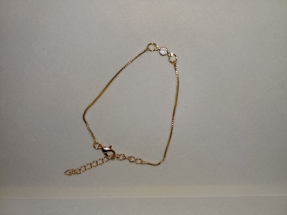 Pulseiras prateadas e douradas com pingentes e pérolas. Novas. 1,50€ c