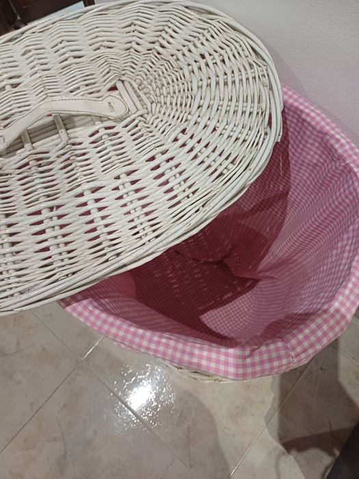 Cesto de roupa branco