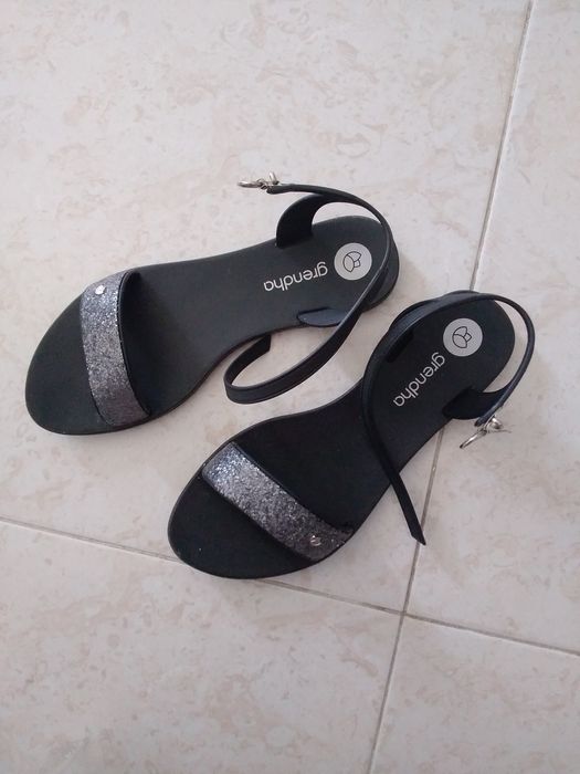 Sandálias pretas como novas