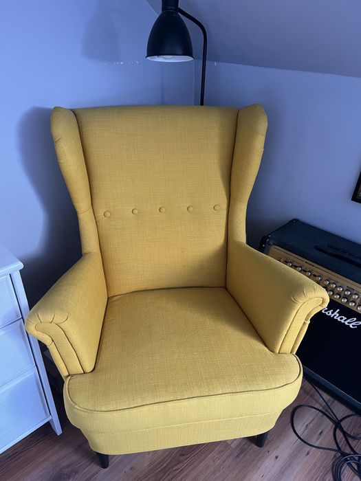 Żółty fotel IKEA