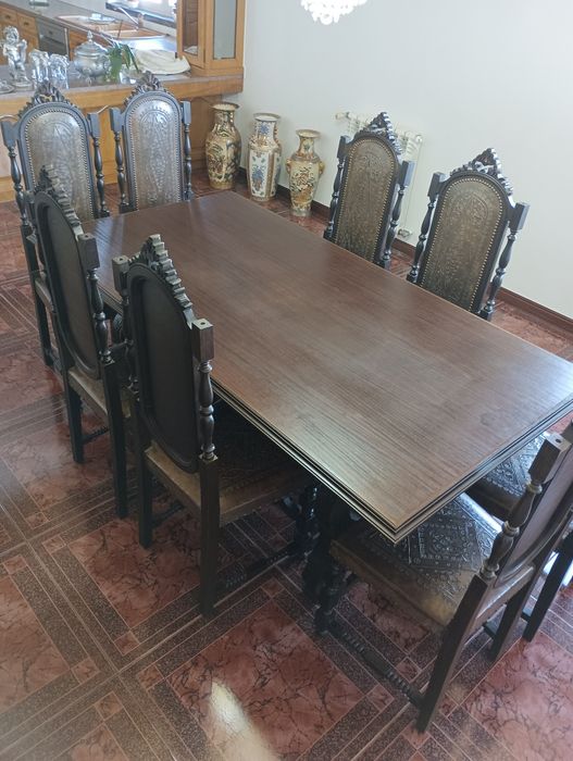 Mobília de Sala de Jantar Clássica – Mesa, Aparador com Cristaleira e 8 Cadeiras