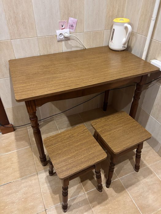 стіл кухонний + 2 табуретки