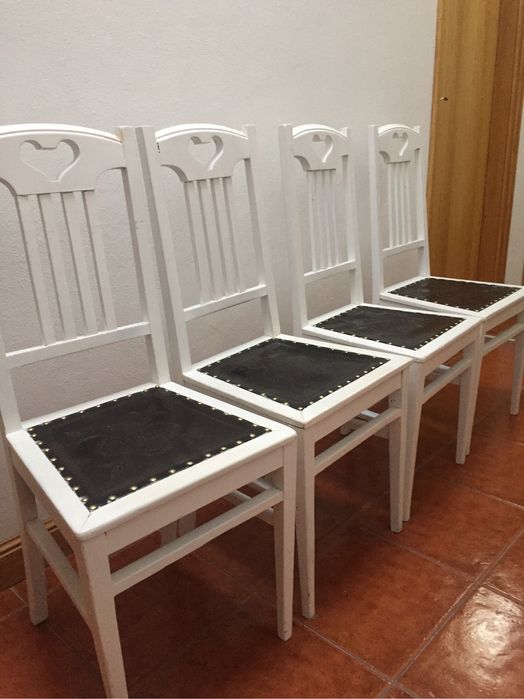 Cadeiras de madeira e pele