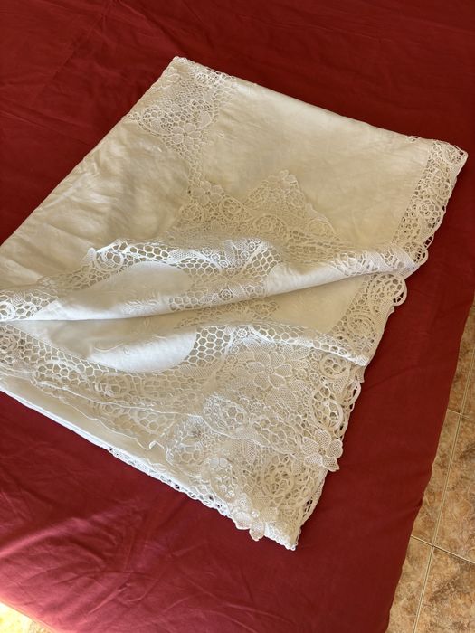 Colcha de casal em linho com bordado e renda de veneza