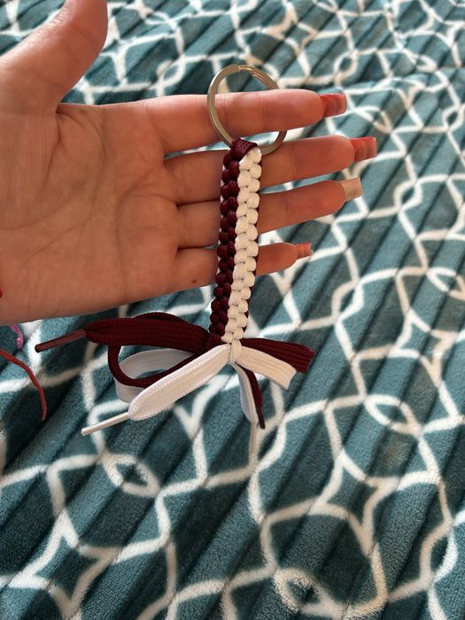 Porta chaves em branco e bordo