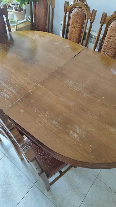 Mesa de madeira extensível com cadeiras