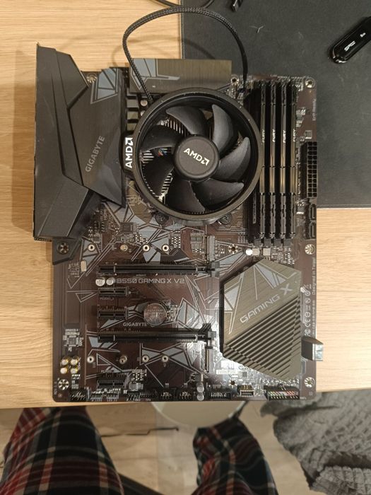 Ryzen 5 5600g + 32gb Kingston fury 3200 + gigabyte gaming x v2