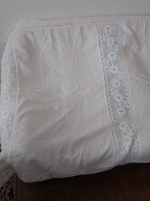 Toalha de mesa em linho e renda.