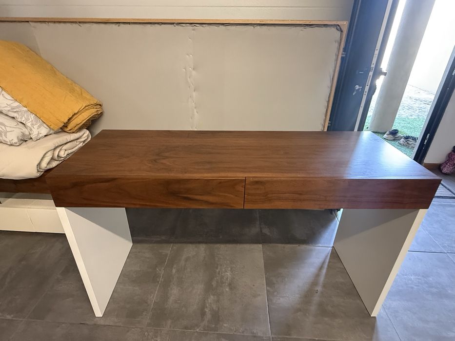 Secretaria moderna em madeira e branco