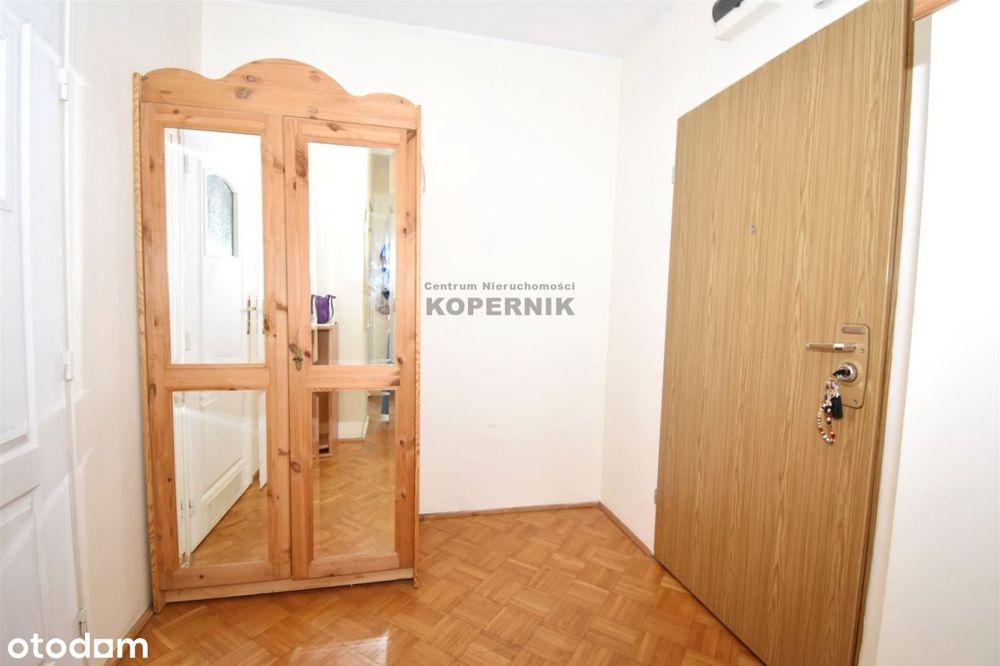 Dwa pokoje, cegła, duży balkon.