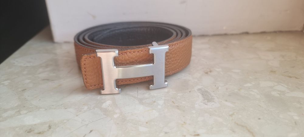 skórzany pasek firmowy z logo firmy