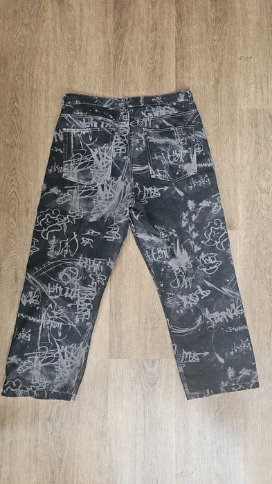 Jeans Bershka graffiti preto cinzento EUR 46 homem