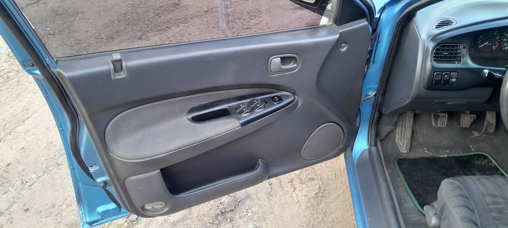 Продається мазда 323