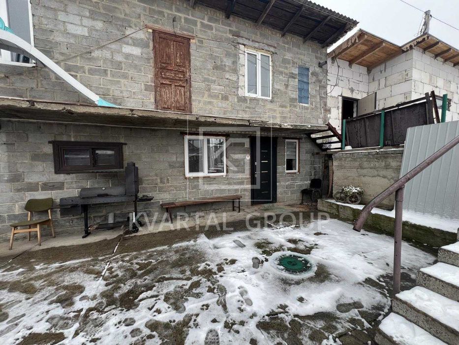 Продаж Домоволодіння у Києві- 10 соток землі, гараж, гостьовий будинок