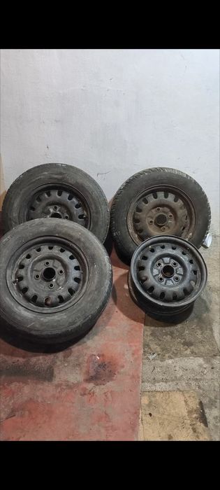 ПРОДАМ КОЛЕСА на Мазду 626 1986 года ,2 из них с нормальной резиной