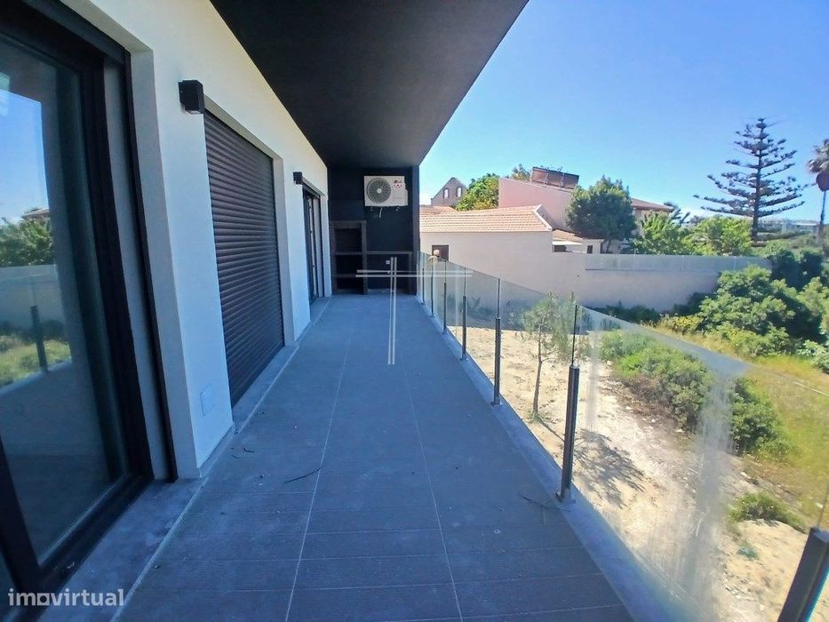Apartamento T2, com parqueamento para 2 carros e arrecadação - Quin...