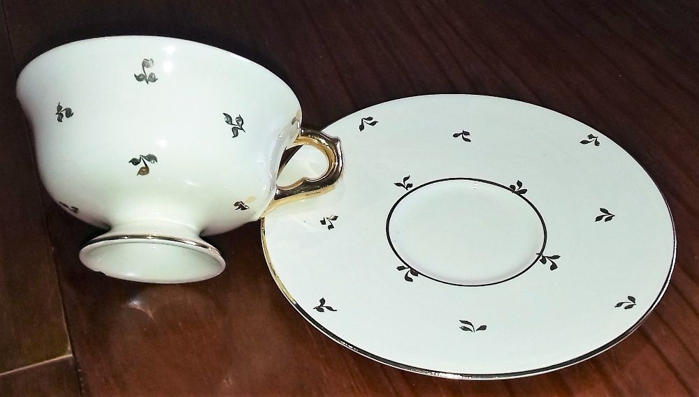 2 conjuntos de Chávenas e Pires antigos - RB Alcobaça