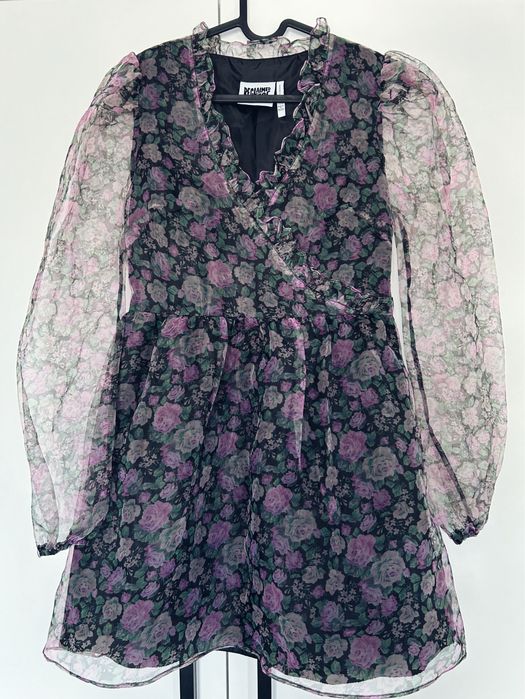 Sukienka w kwiatowy wzór z przezroczystymi rękawami