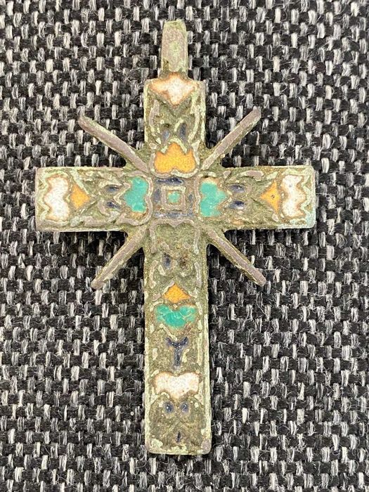 Brązowy, emaliowany krzyż  z XVIII wieku.