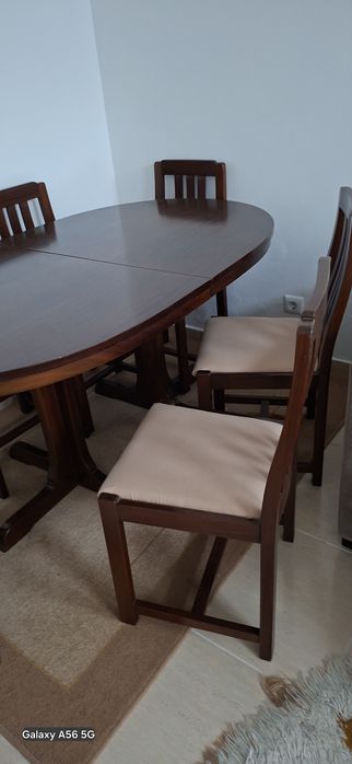 Mesa de jantar em mogno extensiva ,com 6 cadeiras em otimo estado consevadissimo .Madeira macissa. Retirada por conta do comprador. Peniche .