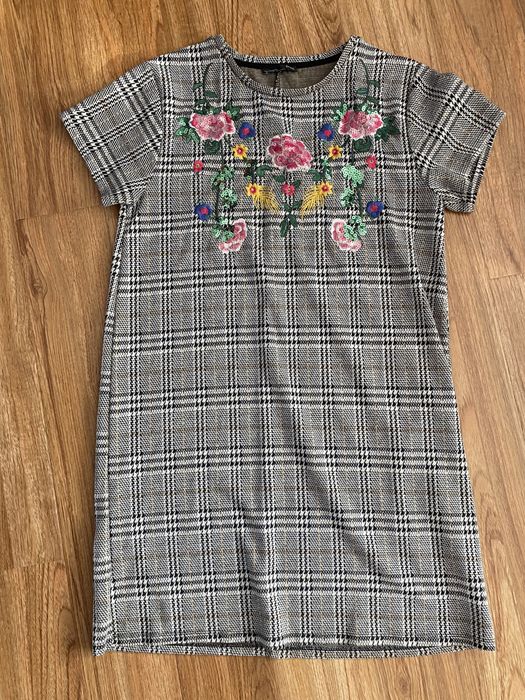 Sukienka w kratę i kwiaty Zara